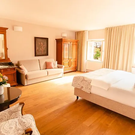 Golden Key Castle 4* פראג